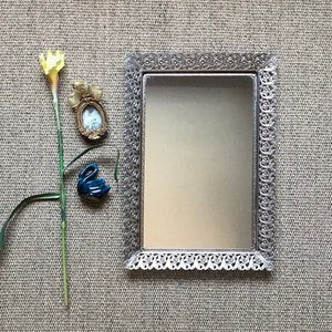 Utsmyckad spegelbricka för sminkbord, vintage guldfärgad filigranbricka, rektangulär galleribricka, Hollywood Regency-stil, boudoirdekor