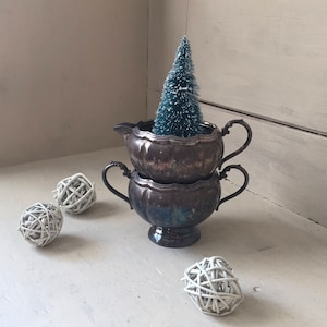 Ensemble crème et sucre en métal argenté, crémier vintage d&#39;assiette de primevère et sucrier ouvert avec base de piédestal, mariage vintage, cottage chic