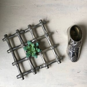 Faux Bambus erweiterbar Metalluntersetzer, Vintage Hollywood Regency versilberter Untersetzer, angelaufener silberner Untersetzer, Chinoiserie-Dekor, Boho Chic