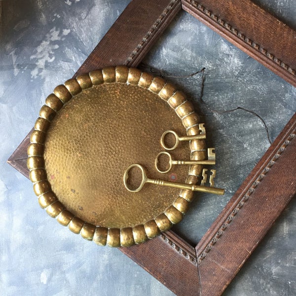 Bandeja de latón alemana antigua, placa de latón con forma floral, cargador de latón martillado Kallmeyer & Harjes, decoración moderna rústica, pieza central de latón