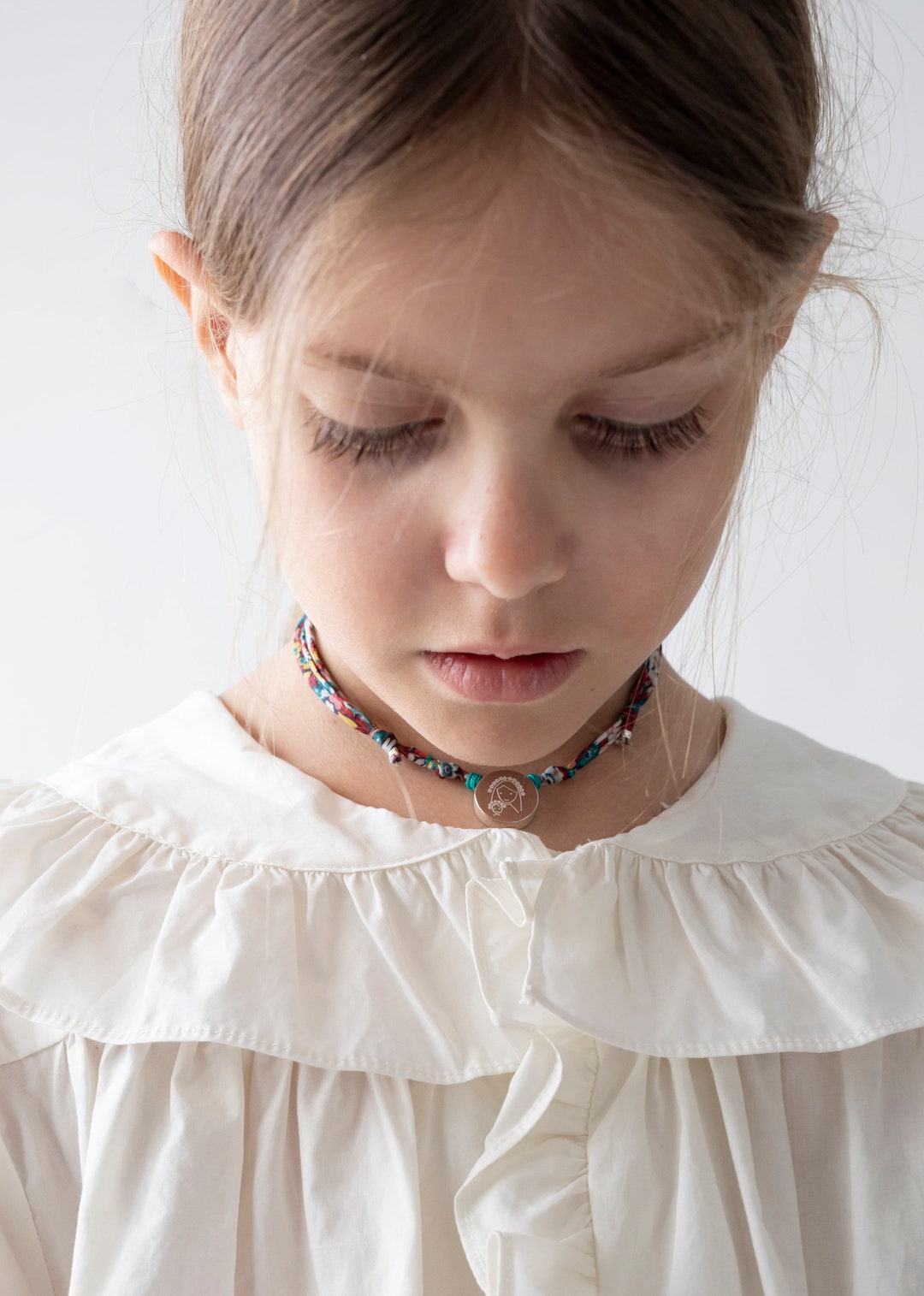 Collier de première communion en cordon Liberty pour fille/Médaille de la Vierge Marie et de l'Enfant Jésus.