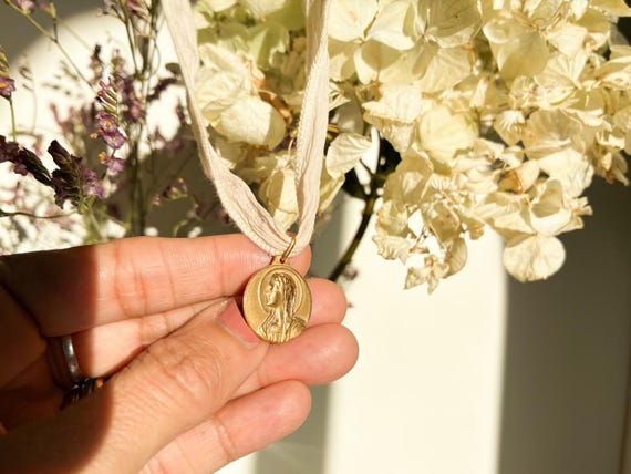 Virgin Mary Medal for bridal bouquet/ MARIA