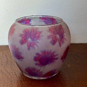 Artisan-Crafted Vintage Art Glass Vase: Color and Form
