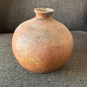 1980年代のヴィンテージ セネガル製 手作り陶器製水差し。彫刻模様と温かみのある古色が特徴です。