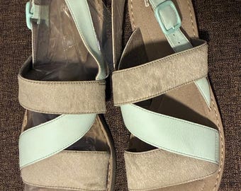Sandalias planas vintage Camper color menta y gris con tiras.
