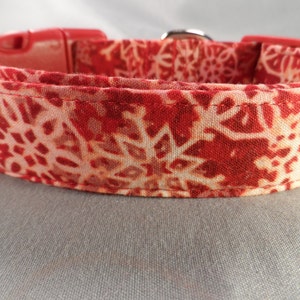 Batik Schneeflocken auf rot Winter Hundehalsband