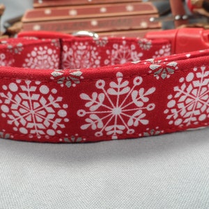 Winter-Hundehalsband, ausgefallene Schneeflocken auf rot