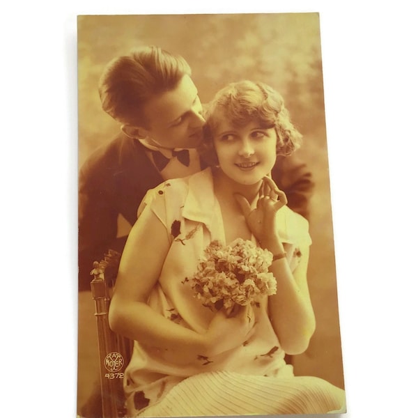 Elegante postal de amor Art Déco: pareja de glamour vintage, chica flapper y retrato clásico de caballero
