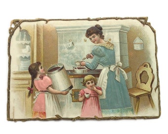 Antike Werbe-Chromo-Handelskarte, Familienszene, die heiße Schokolade trinkt, geprägt und Stoffeinlage,