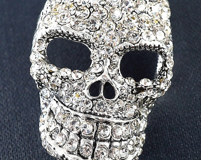 ON VACATION Large Crystal Skull Brooch,  Vintage Jewelry, Rhinestones Skull Pin, Silver Skull Brooch, Punk Halloween Gift