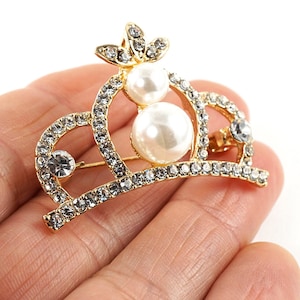 Złota broszka z koroną królowej, biała perła kryształowa tiara księżniczki, broszka z królewską koroną, biżuteria ślubna w stylu vintage