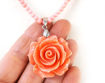 ON VACATION Thin Pink Coral Necklace, Peach Pink Plastic Lucite Rose Flower Pendant, White 18KGP, Vintage 70s Retro Jewelry