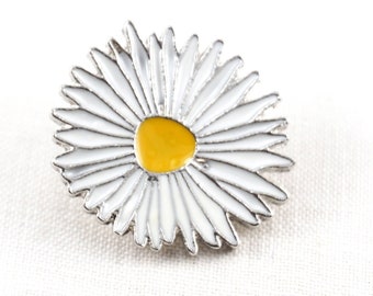 ON VACATION White Daisy Flower Pin for Women, Tie Tack Pin Brooch, White Flower Brooch Floral