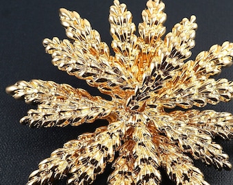 IM URLAUB Einzigartige geschichtete Blumenbrosche, großer luxuriöser goldener Broschenanhänger, Vintage-Retro-Schmuck