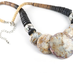 Collana con disco tribale, collana con perline di cocco Heishi a forma di serpente, dimensioni e colore graduali dal nero al beige, gioielli vintage anni &#39;70