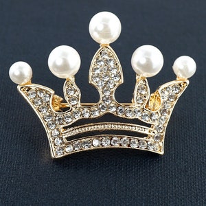 Złota broszka z koroną króla/królowej, biała perła kryształowa tiara księżniczki, broszka z królewską koroną, biżuteria ślubna w stylu vintage