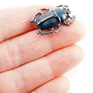 Kleine Blaue Käfer Brosche, Vintage Käfer Anstecknadel, Blaue Emaille Insekt Brosche, Schwarz Gunmetal Schmuck für Männer
