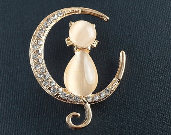 ON VACATION Cat Sitting in Crescent Moon Brooch, Gold Cat Pin, Peach Pink Champagne Color Cats Eye, Tiny Rhinestones, Vintage Jewelry