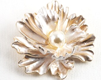 ON VACATION Stunning Flower Brooch, Gold Wedding brooch, White Pearl Brooch Pin, Flower Lapel Pin, Vintage Brooch, Metallic Pink Enamel