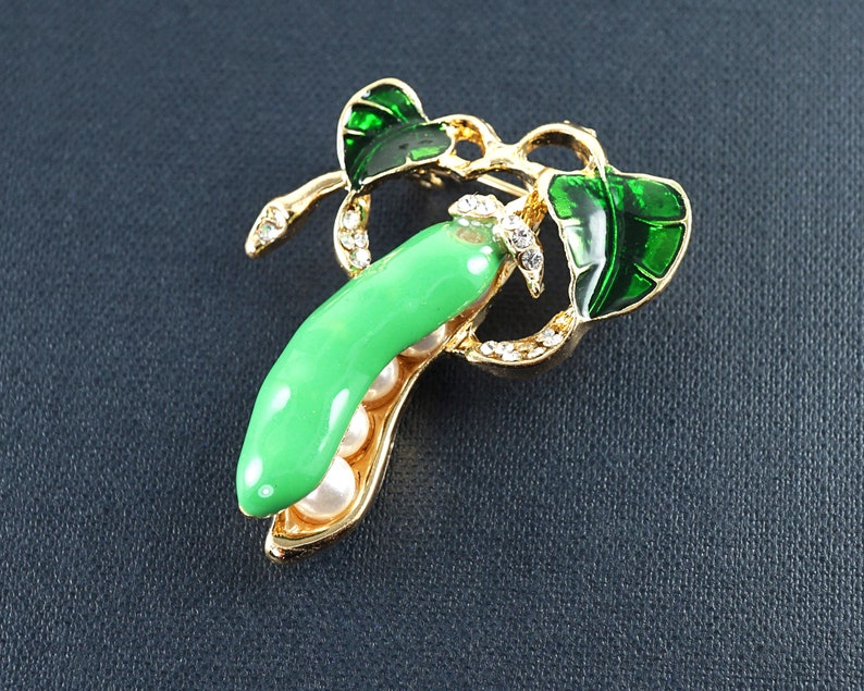 ON VACATION Green Pea Pod Brooch Pin, Antique Gold brooch, 5 White Pearls, Green Leaves, Vintage jewelry Nature Inspired Jewelry zdjęcie 2