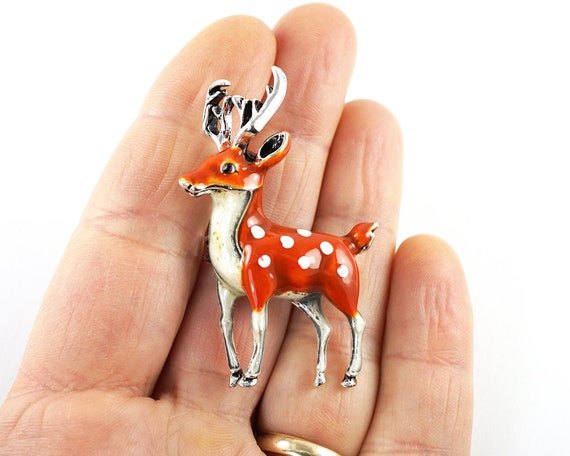 ヴィンテージの斑点のある鹿のブローチ、シルバーのヘラジカの角のピン