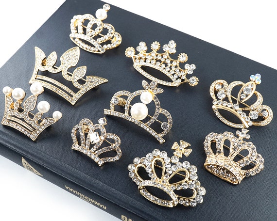 ON VACATION Gold Queen King Crown Brooch, White P… - image 5