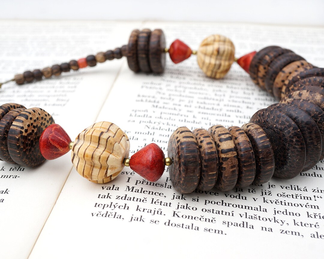 Grand Collier Rouge Long 90 Cm En Perles De Graines, Bois Et Pierres - Collier Ethnique Occasion