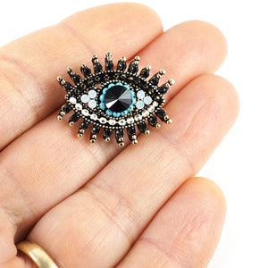 Broszka Tiny Eye, mała niebieska broszka Eye, śliczne, drobne, magiczne oko z kryształkami i rzęsami, broszka Good Luck Evil Eye