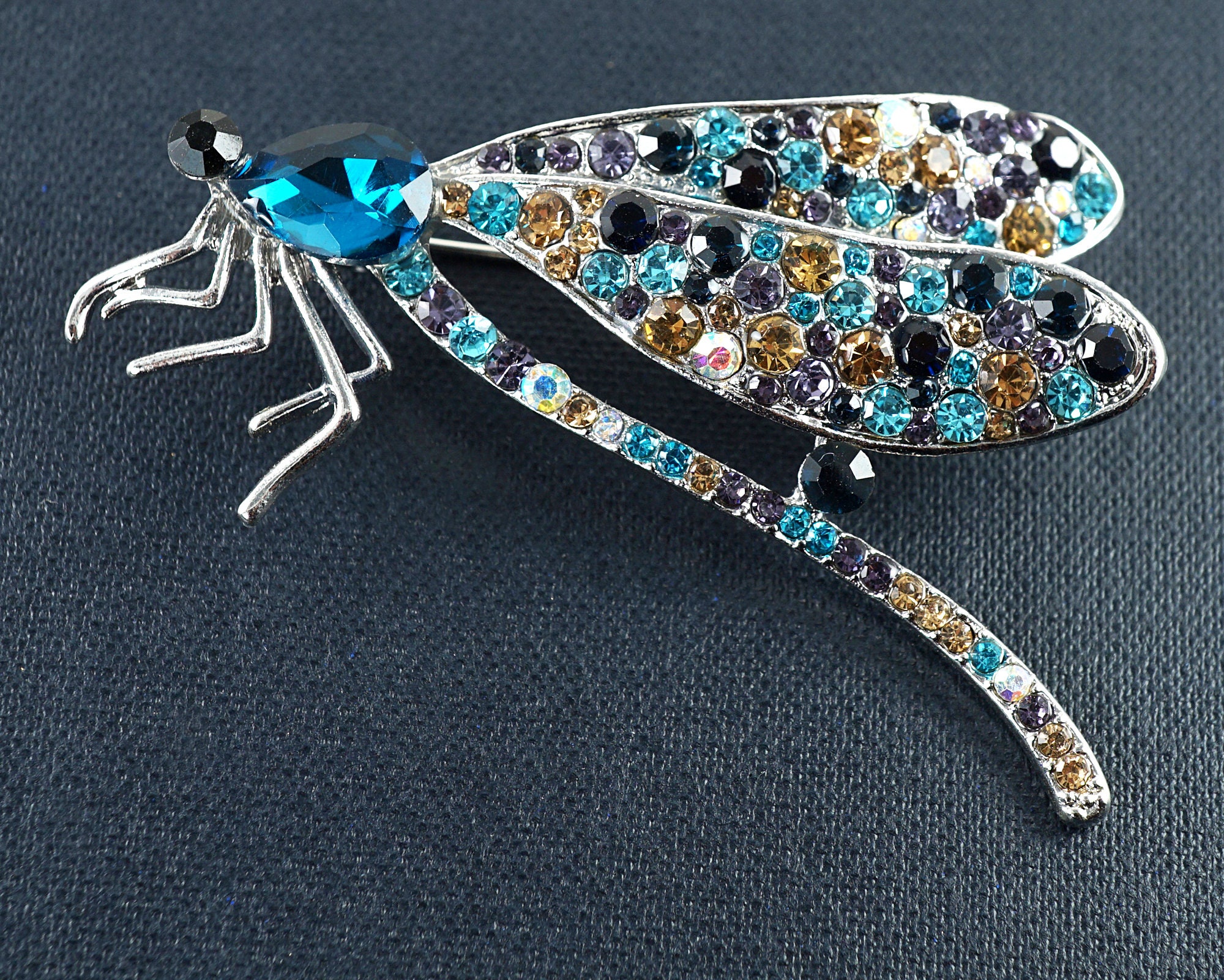 ON VACATION ヴィンテージトンボブローチ、ブルーラインストーン