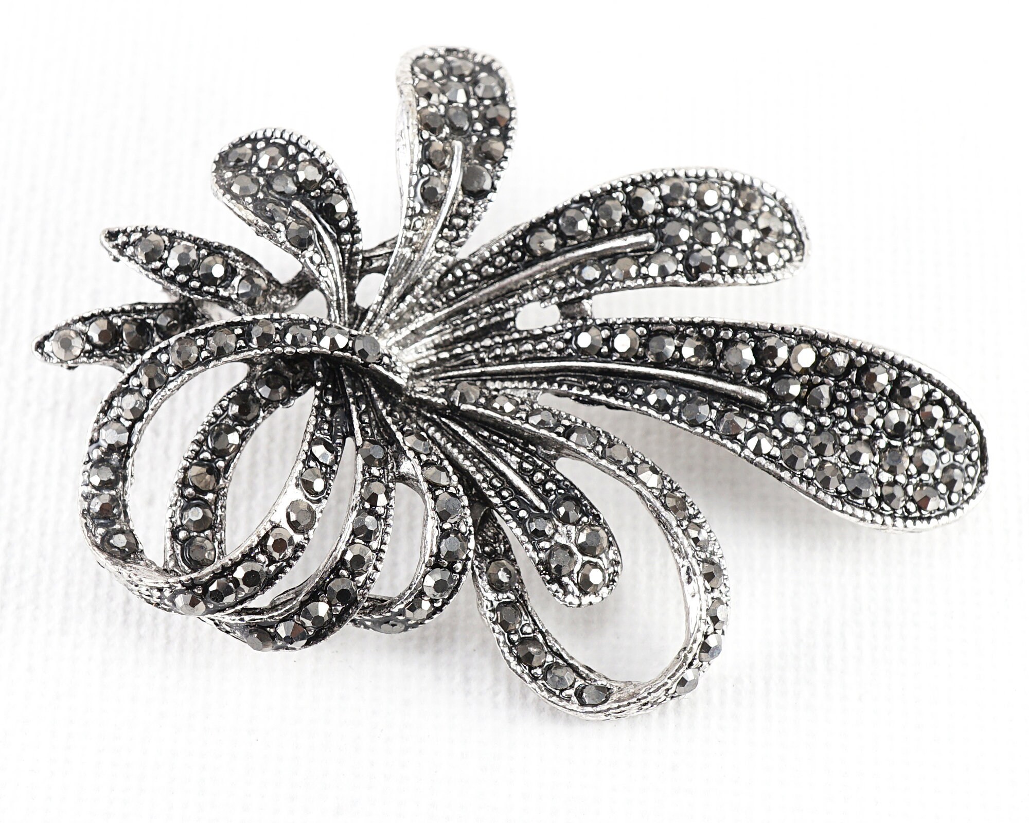 Broche Antique Strass Noir Et Nœud - Style Art Déco, Métal Inconnu, Occasion Ancienne