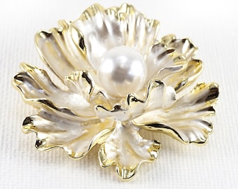 White Floral Brooch Pin With Pearl Accent, Gold Tone Flower  display picture 2