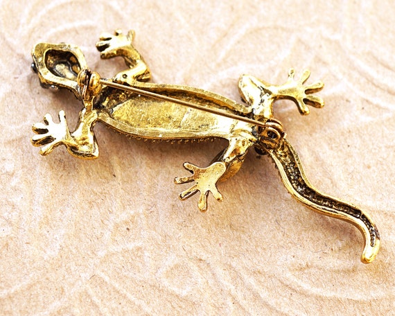 Gecko brooch deals