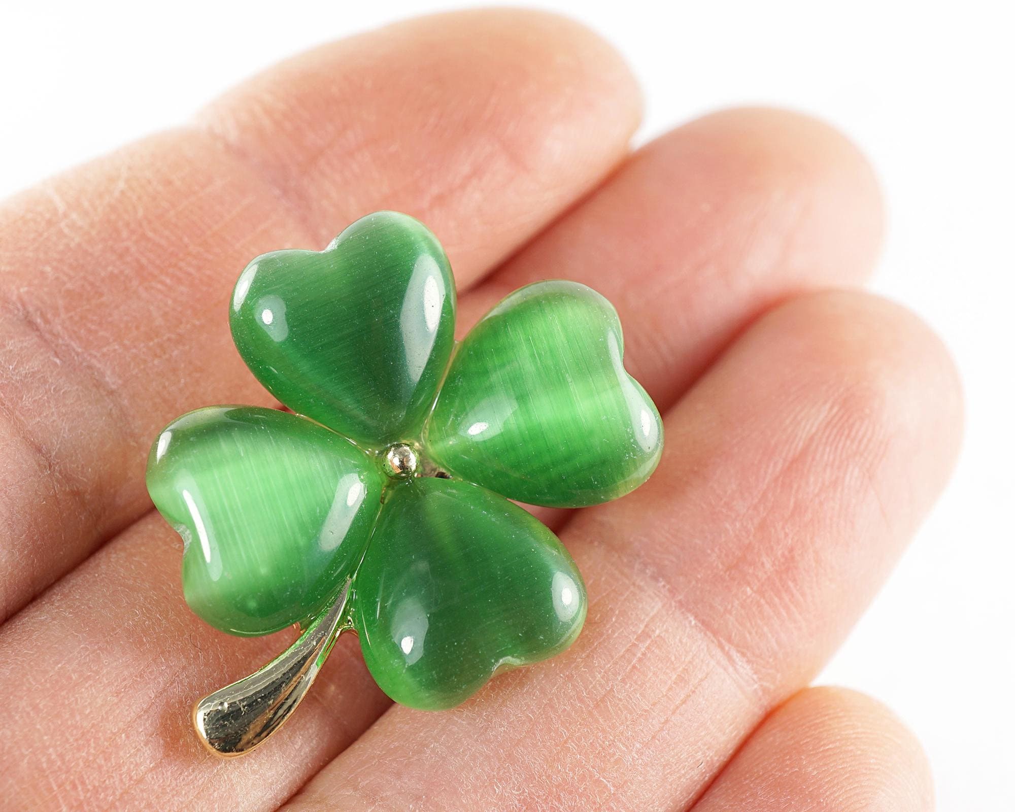 Spilla Quadrifoglio Portafortuna Verde Con Strass: Eleganza E Fortuna Per Donne E Ragazze. Gioiello Perfetto Per San Patrizio, Matrimoni E Ogni Occasione. - copertina