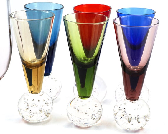 5 Petits verres à pied de couleur pour apéritif ou digestif - Le