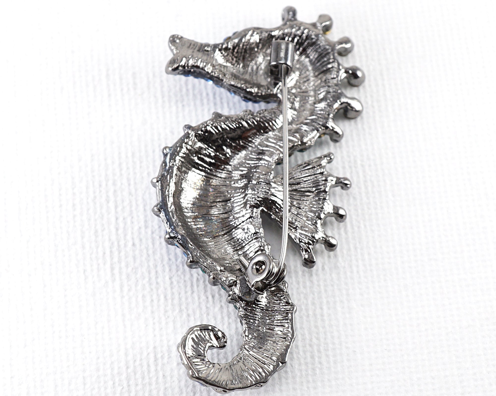 大きな青と緑のクリスタルタツノオトシゴのブローチ、大きな