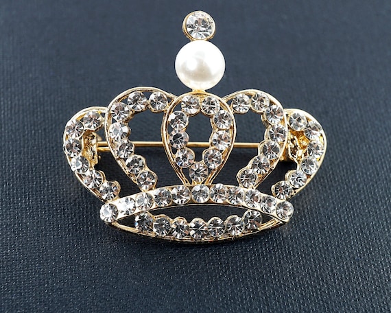 ON VACATION Gold Queen King Crown Brooch, White P… - image 1