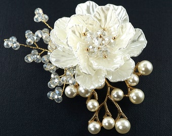 ON VACATION White Wedding Flower Brooch, Gold Wire-wrapped Crystal Pin, Pearl Jewelry, Vintage Corsage Brooch
