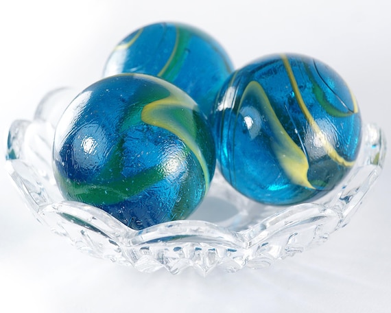 巨大なヴィンテージドイツガラスビー玉37mm、見事なブルーと黄色の