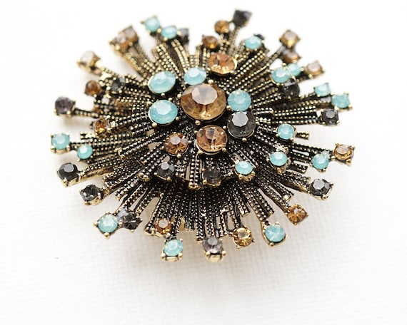 Broche ancienne en bois, laiton repoussé et pâte de verre irrisée