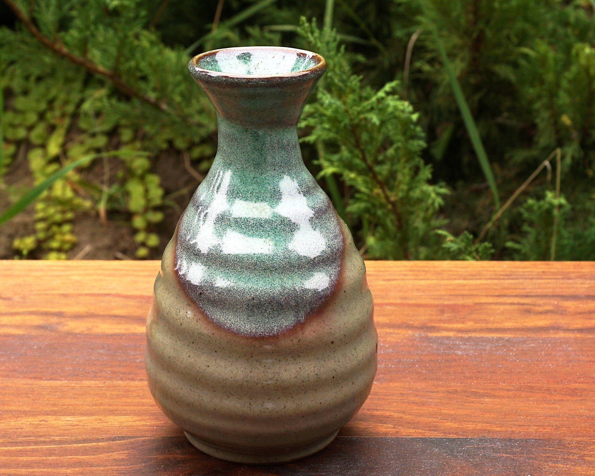 緑色の陶器製花瓶 花模様付き（ＡＩ自動入力） 緑色の陶器製花瓶 花模様付き（AI自動入力）