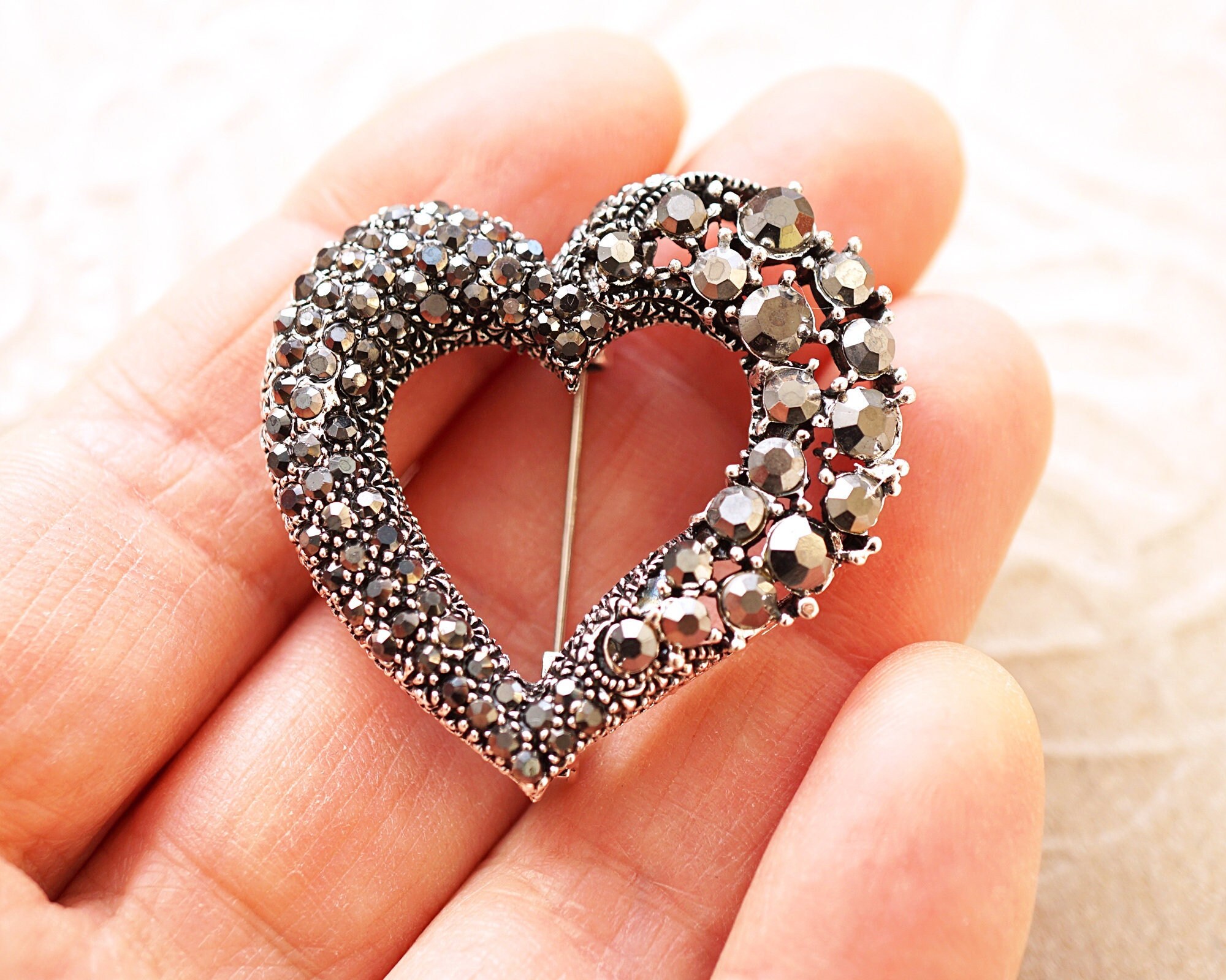 【Sinoon】 Beaded Heart Brooch Vintage Heart Brooch, Antique Dark Silver Open Heart Pin