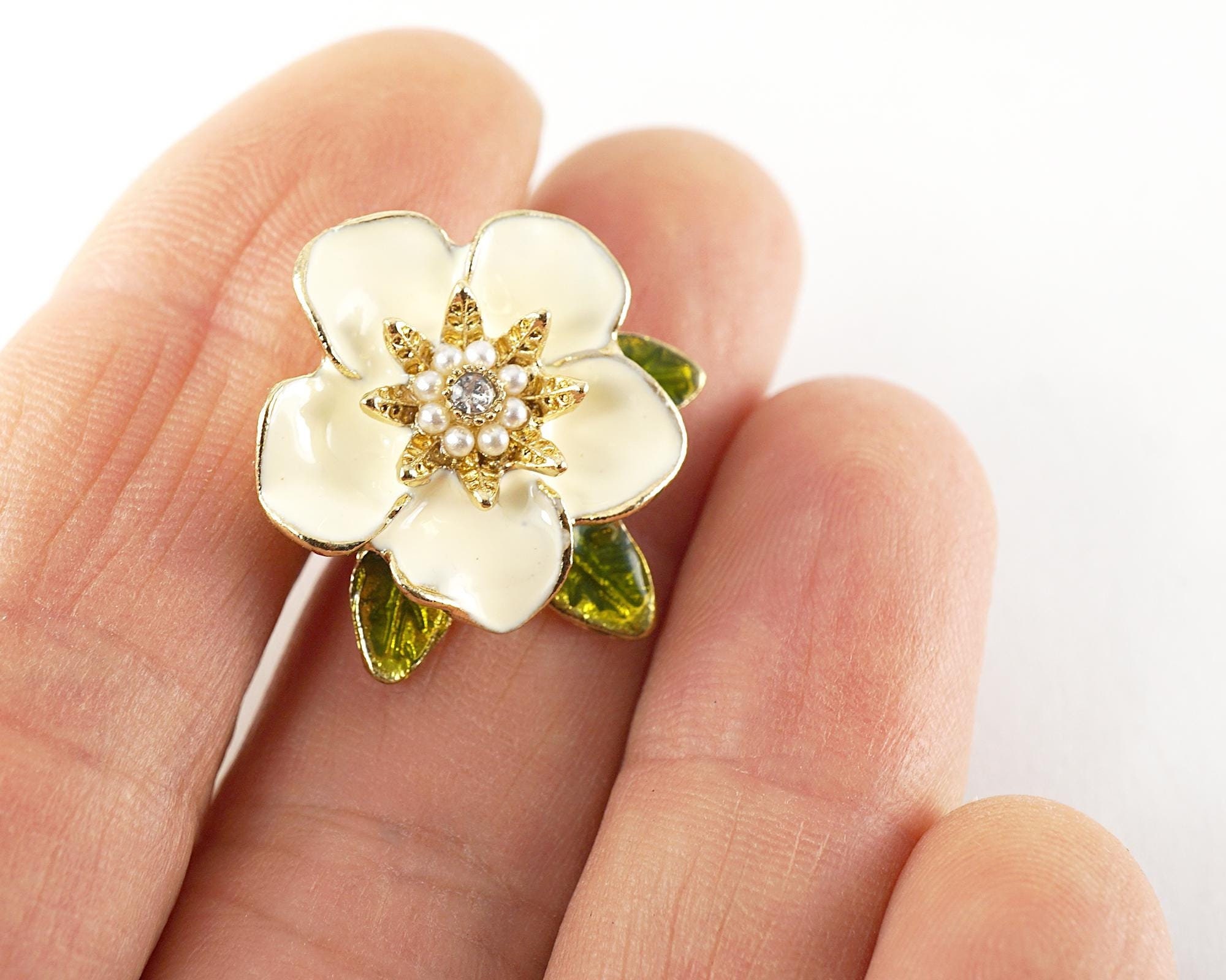 ✨NEW Elegant White Floral Brooch Emmons White Enamel and Gold Tone Flower Brooch Pin – Hers  main image 4