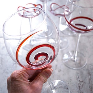 Prachtig groot wijnglas, handgeblazen helder glas, rode details stippen spiralen, valentijnscadeau, vintage keukendecor