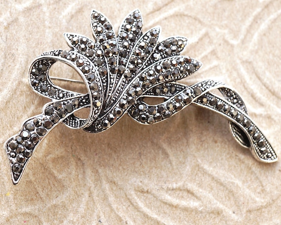 Bow sale brooch pin
