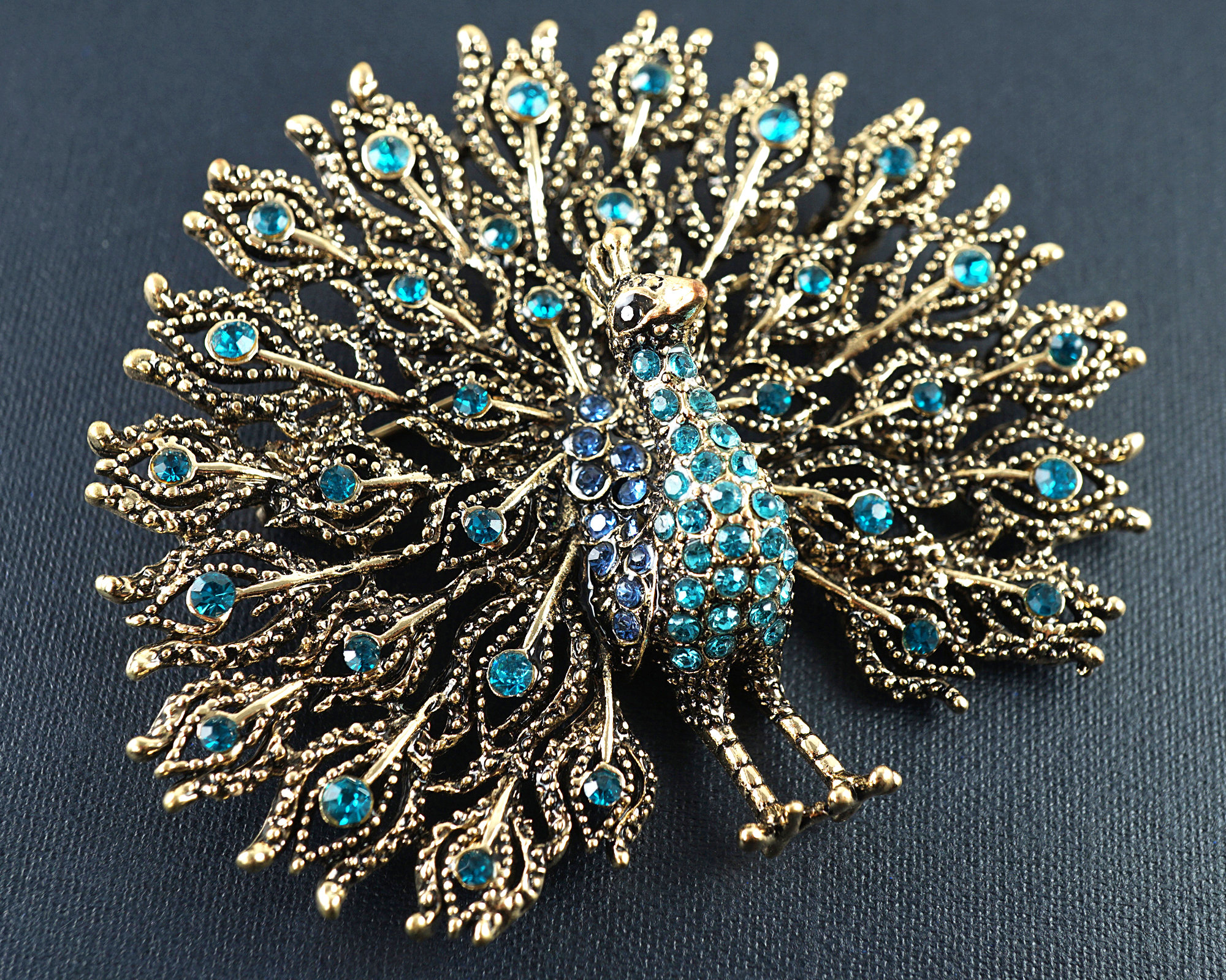 スワロフスキー　ピーコック　ブローチ Exquisite Peacock Brooch Pin, Large Open Tail, Tiny Turquoise Blue