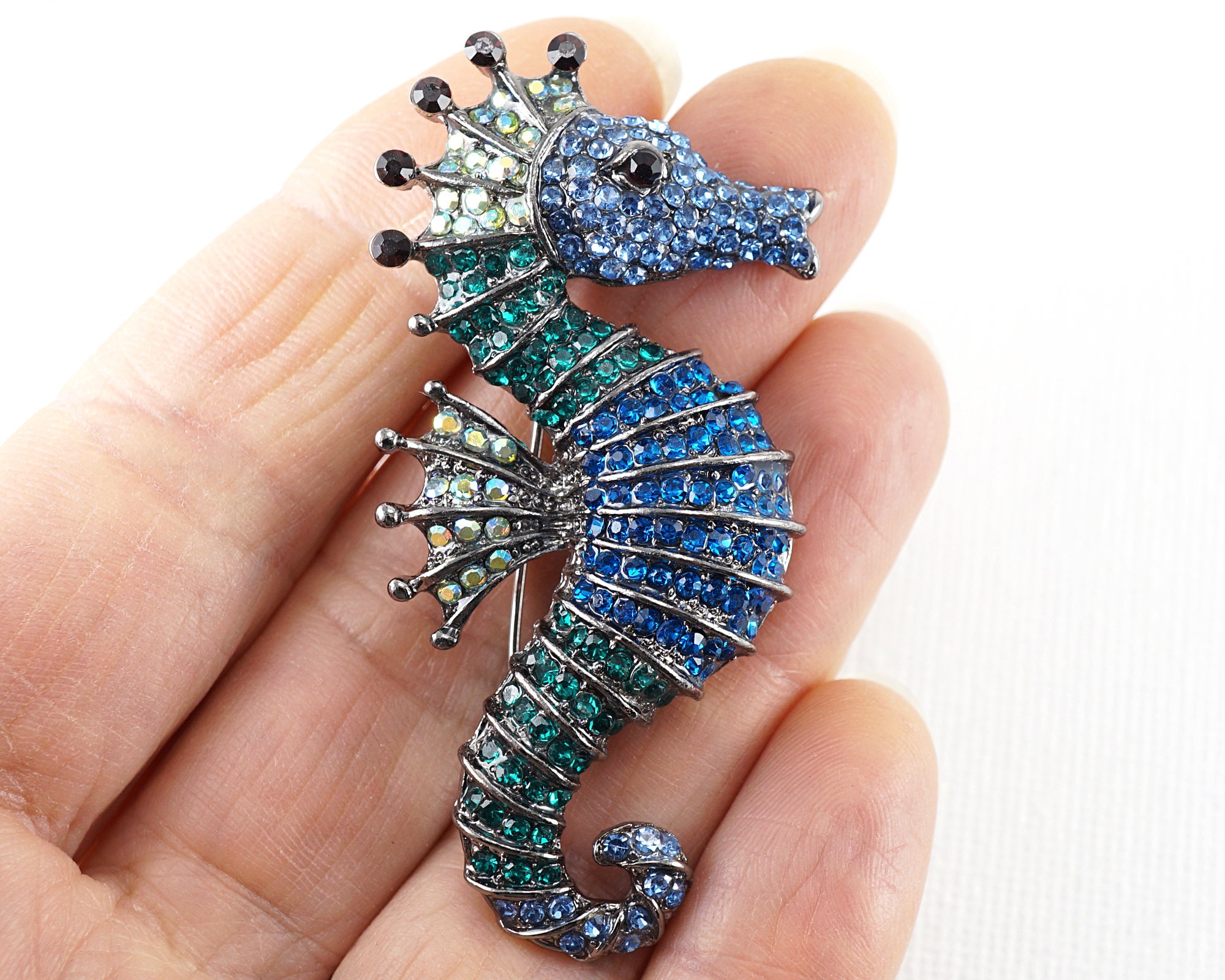 大きな青と緑のクリスタルタツノオトシゴのブローチ、大きな