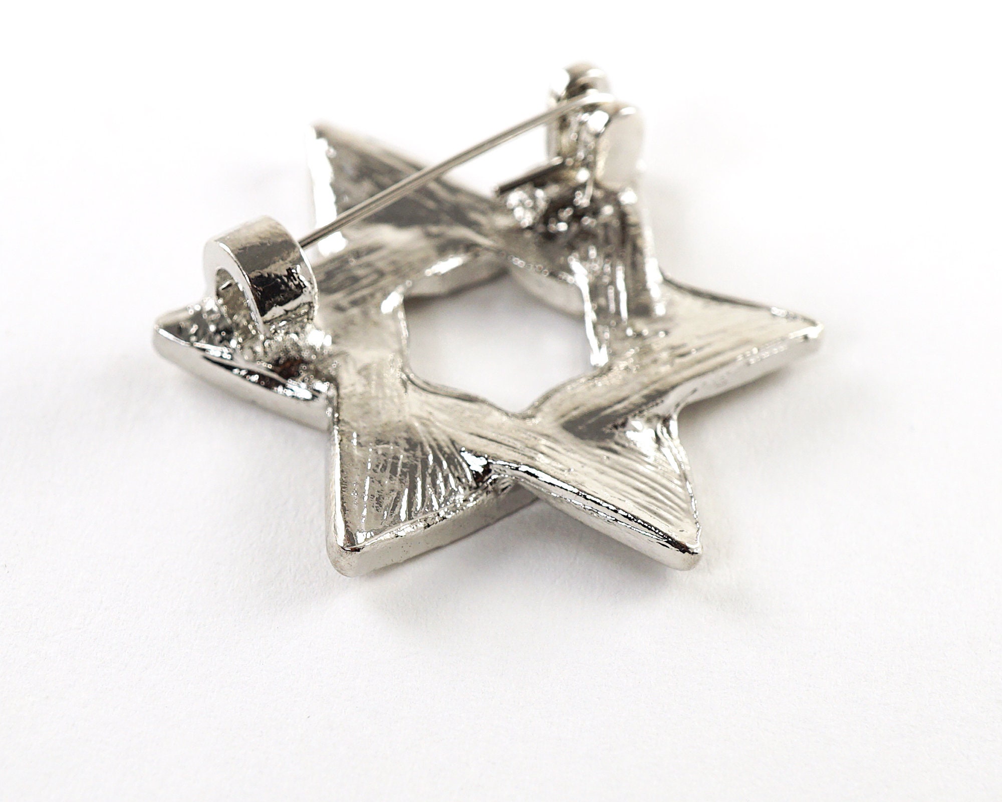 2 pezzi con fiocco intarsiato con strass, spilla con fiocco, spilla