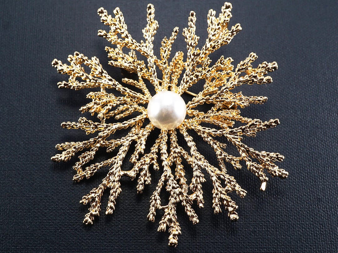光沢のあるゴールドの杉の枝のピン、ヴィンテージウェディングブローチ