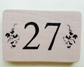 Placa de madeira pintada à mão com o número da casa: decoração rústica para casa de campo