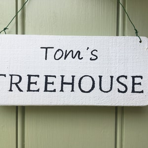 Personalised Tree House Wooden Sign Wooden Rustic Outdoor Garden Sign imagem 1